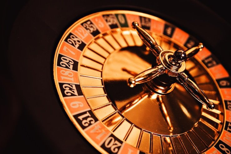 Tangan pemain memilih roda slot di kasino digital dengan neon warna